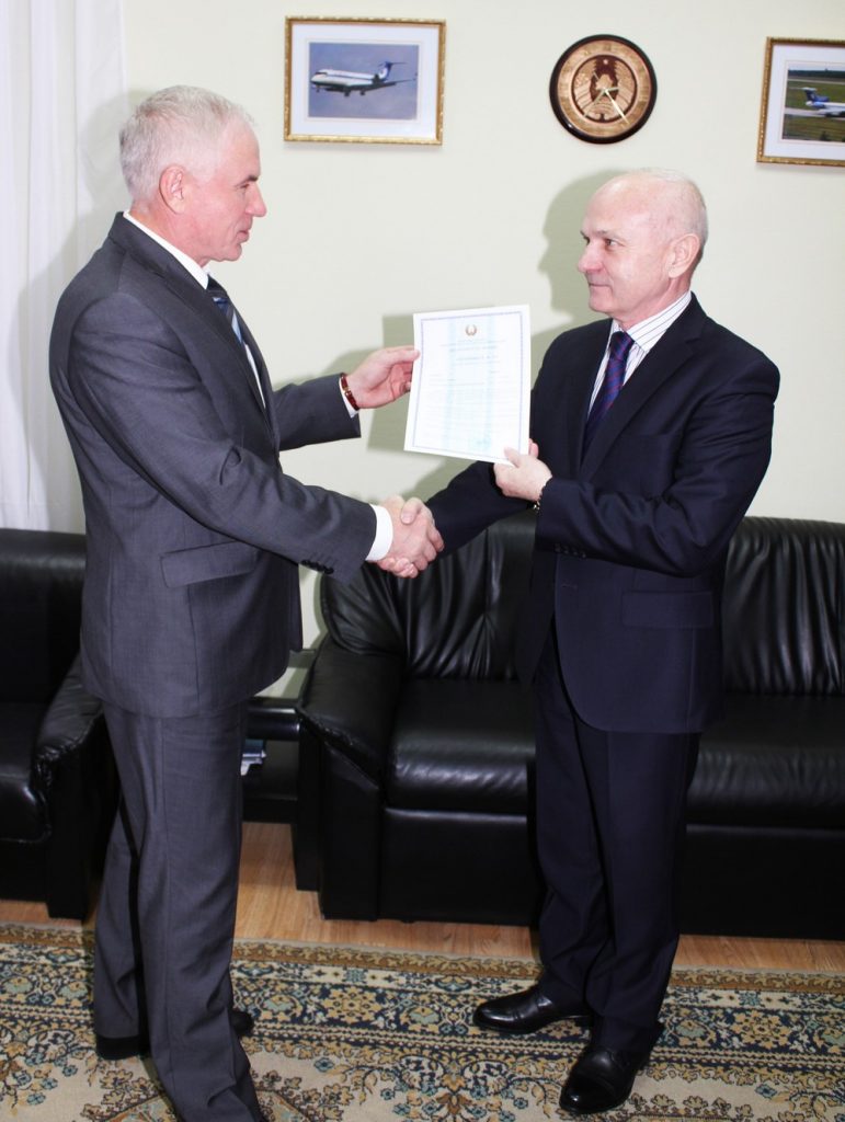 Директор Департамента авиации Минтранса Владимир Костин (слева) вручает Николаю Мочанскому сертификат годности аэродрома в Липках к эксплуатации